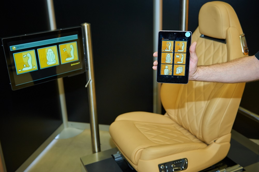 座椅原型连接到平板电脑展示在法兰克福车展IAA 2013